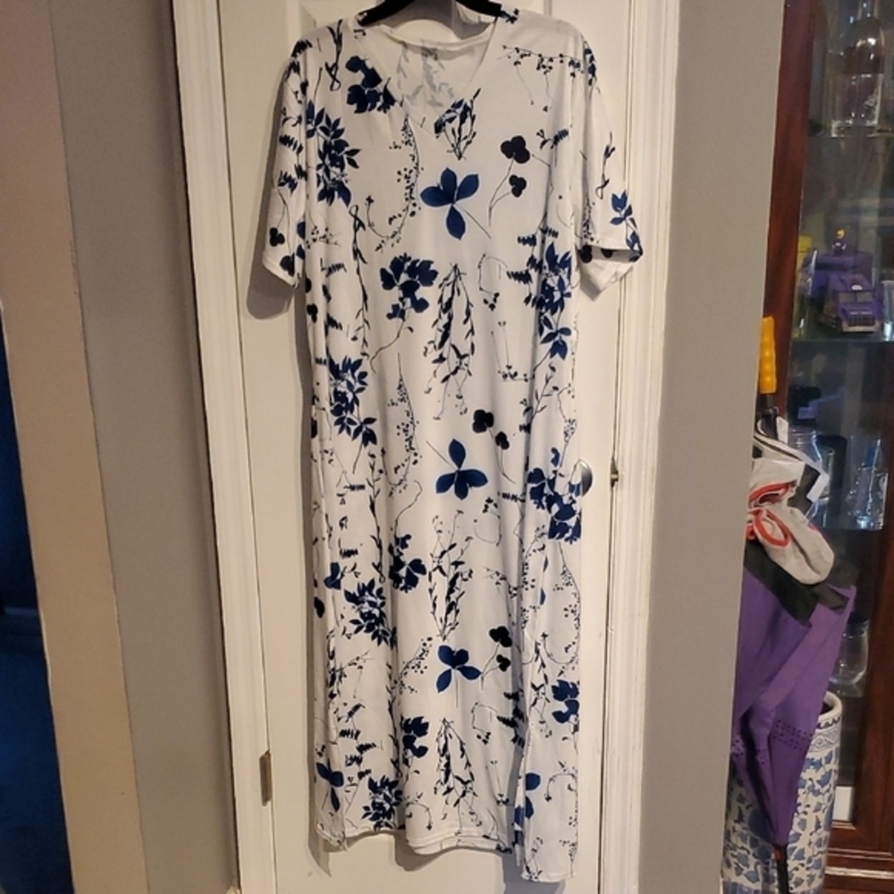 Chic White and Blue Floral Long Sleeve Dress